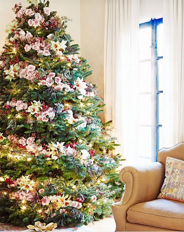 Usar flores para decorar sua árvore de Natal pode ser uma boa opção para inovar