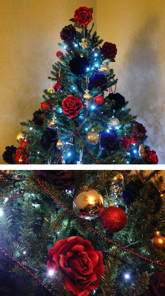 Usar flores para decorar sua árvore de Natal pode ser uma boa opção para inovar