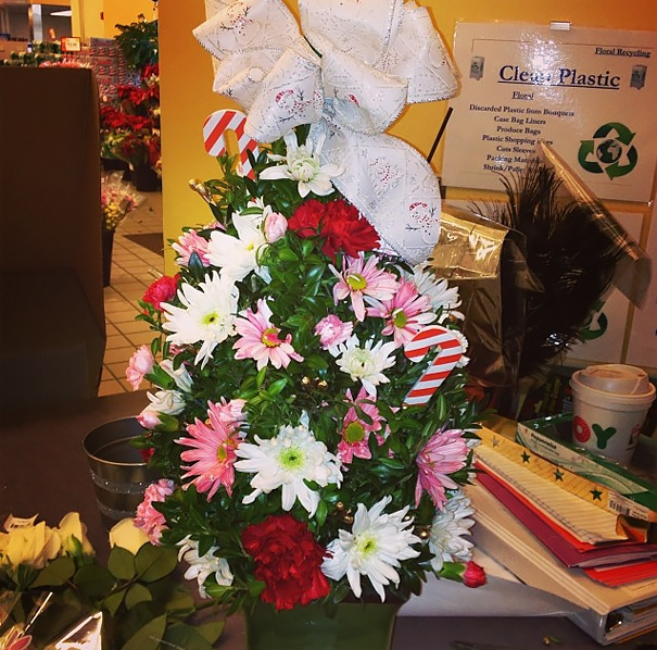 Usar flores para decorar sua árvore de Natal pode ser uma boa opção para inovar