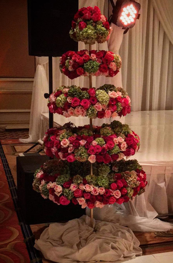 Usar flores para decorar sua árvore de Natal pode ser uma boa opção para inovar