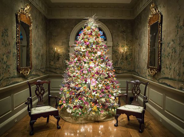Usar flores para decorar sua árvore de Natal pode ser uma boa opção para inovar