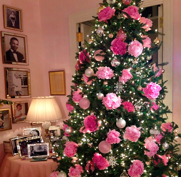 Usar flores para decorar sua árvore de Natal pode ser uma boa opção para inovar