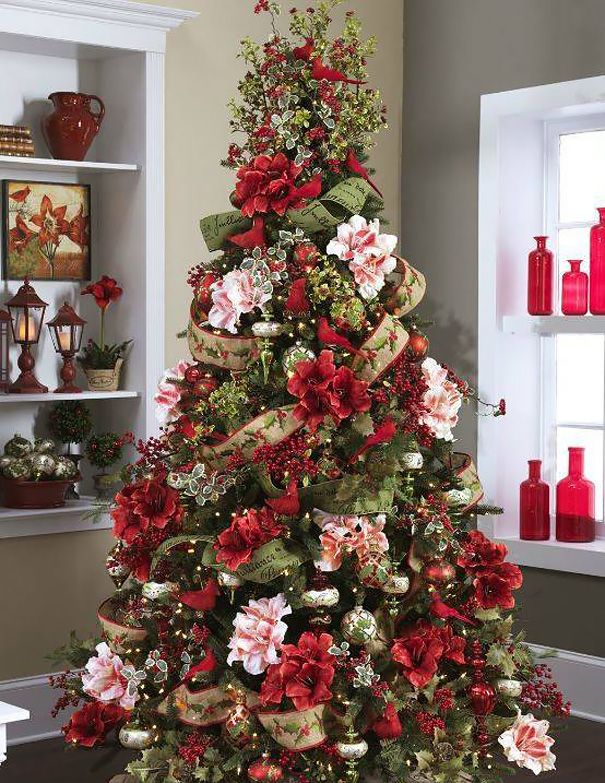 Usar flores para decorar sua árvore de Natal pode ser uma boa opção para inovar