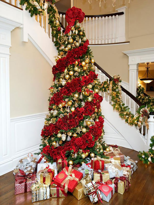 Usar flores para decorar sua árvore de Natal pode ser uma boa opção para inovar