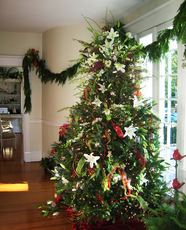 Usar flores para decorar sua árvore de Natal pode ser uma boa opção para inovar