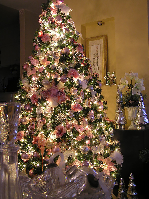 Usar flores para decorar sua árvore de Natal pode ser uma boa opção para inovar