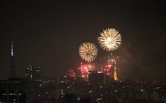 Em São Paulo não tem fogos? Tem sim, senhor! A Avenida Paulista é o ponto de encontro para quem quer curtir o show da virada e muitos fogos lindos ♥