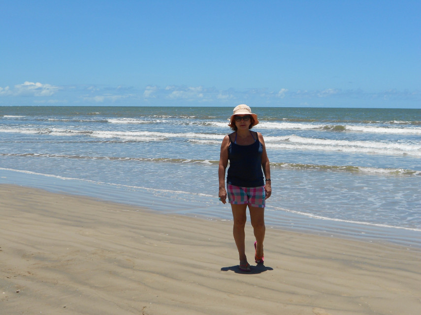 Giselle Nogueira em Praia de Santo André, na Bahia