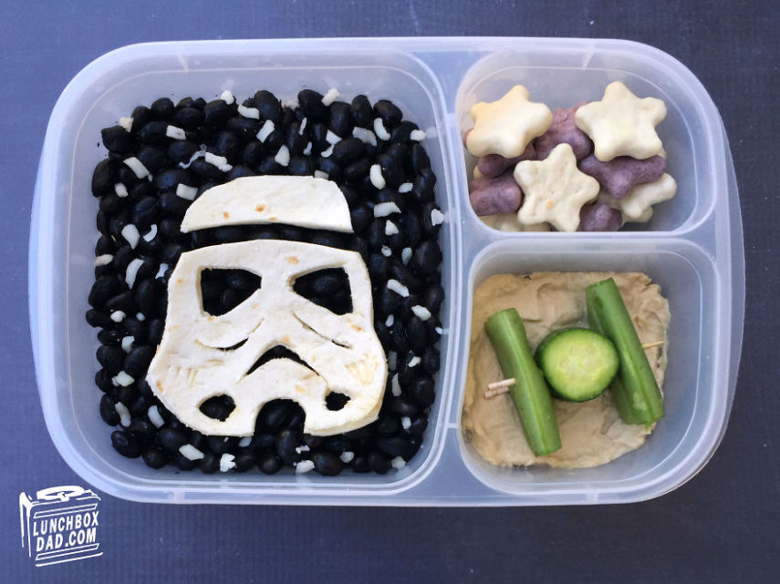 Toda segunda-feira, Beau Coffron monta um almoço temático de Star Wars para seus filhos