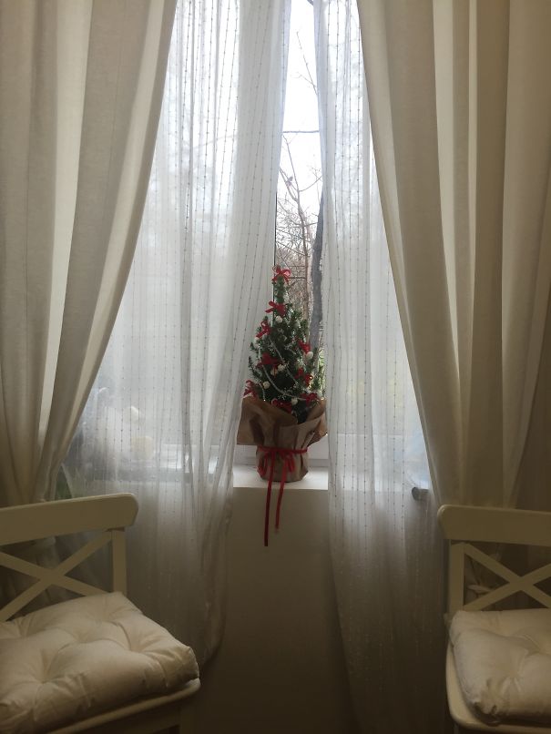 Usar flores para decorar sua árvore de Natal pode ser uma boa opção para inovar