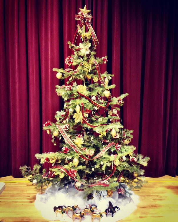 Usar flores para decorar sua árvore de Natal pode ser uma boa opção para inovar