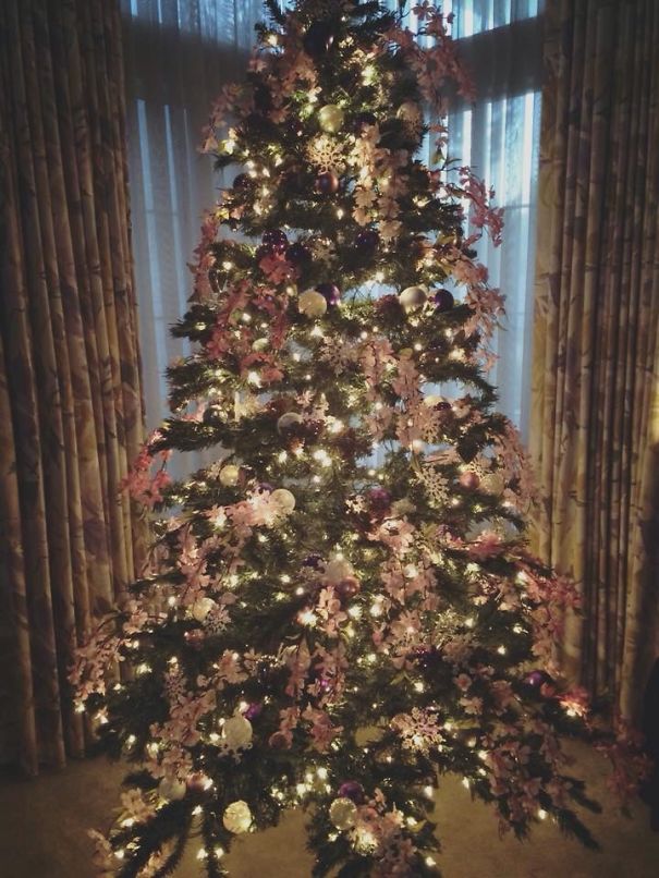 Usar flores para decorar sua árvore de Natal pode ser uma boa opção para inovar