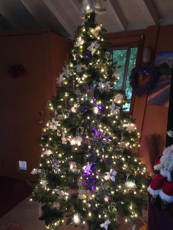 Usar flores para decorar sua árvore de Natal pode ser uma boa opção para inovar