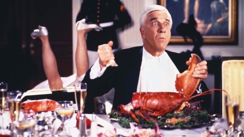 O hilário ator Leslie Nielsen morreu em 2010, depois de estrelar os 3 filmes desta franquia - em 1988, 1991 e 1994. Mas mesmo sem ele, produtores de Hollywood cogitam retomar a saga cômica policial