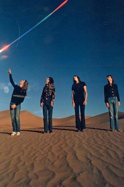 Em 1972, o Pink Floyd assinou um contrato com a marca de refrigerantes francesa Gini. Como parte do acordo, a Gini deveria patrocinar uma turnê do Pink Floyd pela frança. A banda foi até o deserto do Marrocos, onde tirou algumas fotos promocionais com o fotógrafo William Sorano (inclusive essa que você está vendo agora). 