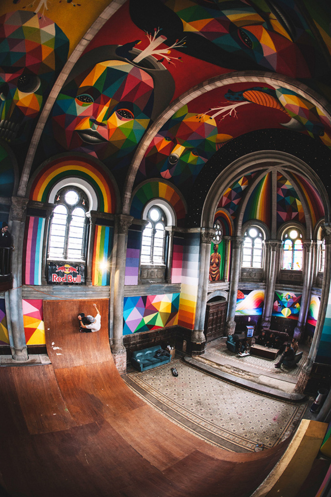 O coletivo espanhol Church Brigade transformou a igreja centenária de Santa Bárbara, em Llanera, em uma pista de skate