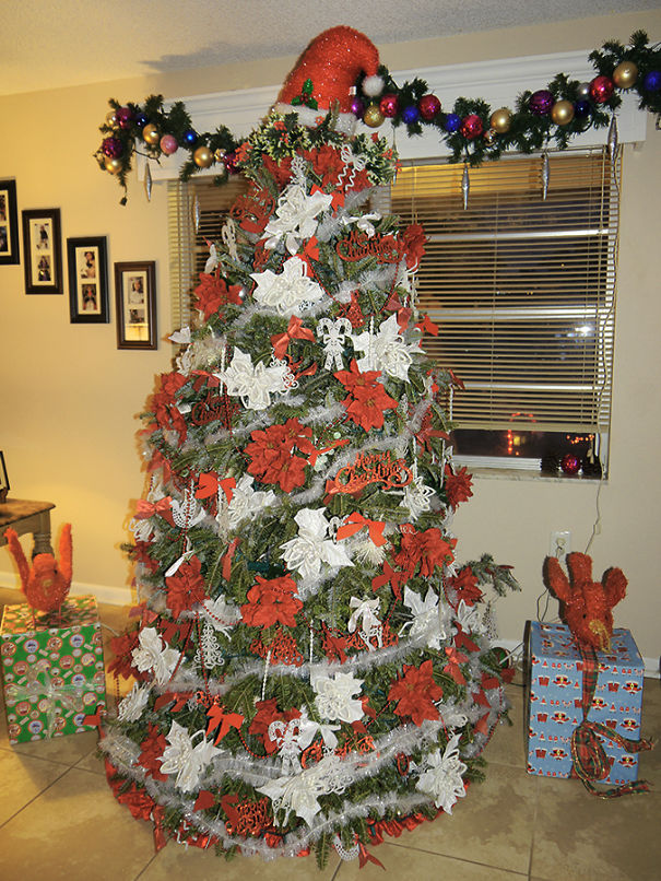 Usar flores para decorar sua árvore de Natal pode ser uma boa opção para inovar