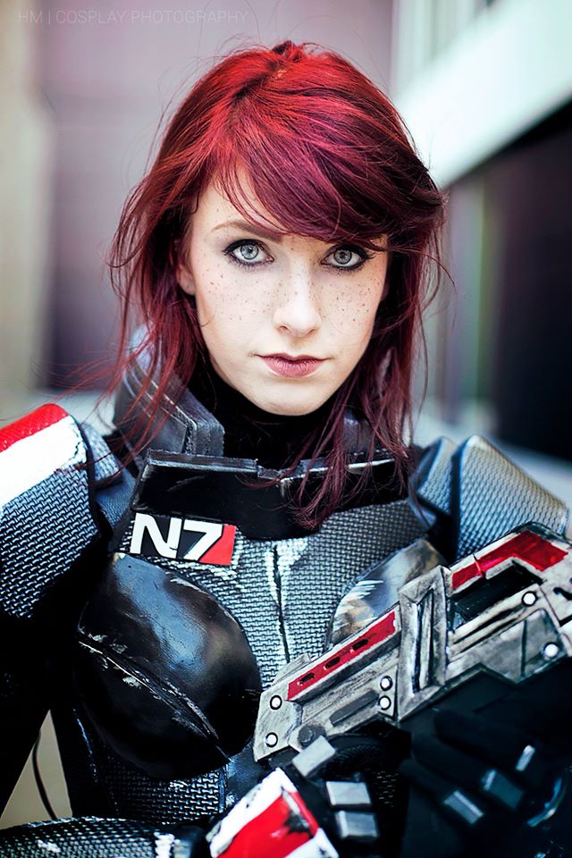 Não é necessário nem dizer que a cosplayer Lurea é fã do game Mass Effect. Nesta sessão de fotos, ela mostrou sua fantasia de Commander Shepard. 