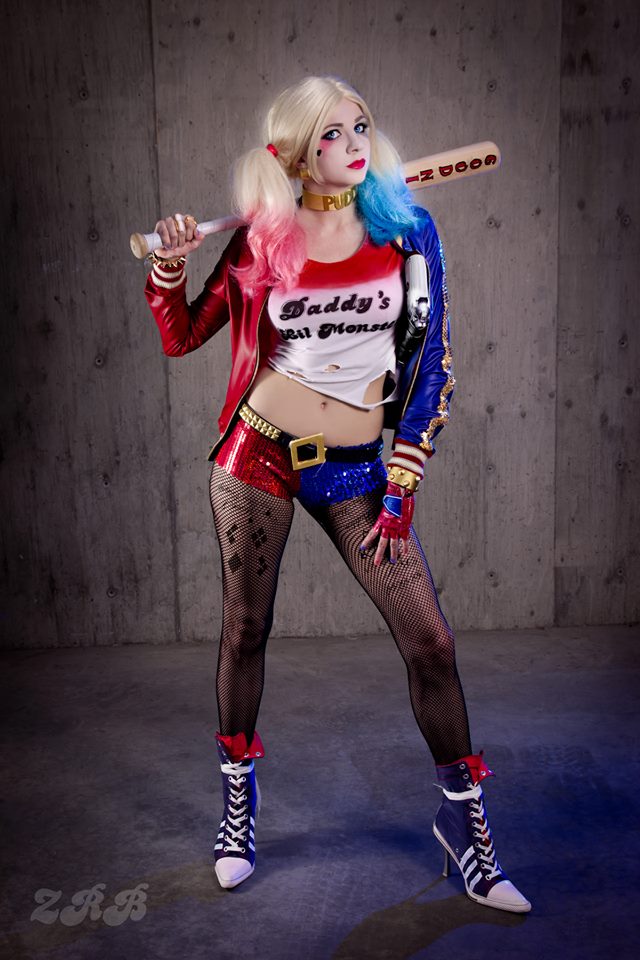 O esperado filme Esquadrão Suicida estreia em agosto, mas os fãs dos vilões dos quadrinhos se preparam cada vez mais para o grande dia. A cosplayer Andy Rae tem uma das fantasias mais impressionantes de Arlequina da internet, o que lhe rende tantos seguidores - no Instagram, por exemplo, são 28 mil pessoas que a seguem. Veja fotos de Andy Rae como Arlequina: