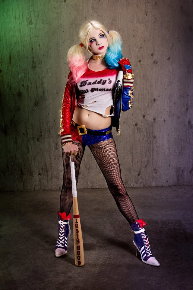 O esperado filme Esquadrão Suicida estreia em agosto, mas os fãs dos vilões dos quadrinhos se preparam cada vez mais para o grande dia. A cosplayer Andy Rae tem uma das fantasias mais impressionantes de Arlequina da internet, o que lhe rende tantos seguidores - no Instagram, por exemplo, são 28 mil pessoas que a seguem. Veja fotos de Andy Rae como Arlequina: