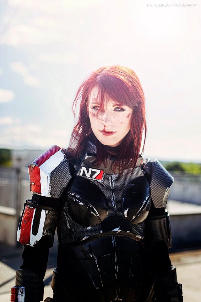 Não é necessário nem dizer que a cosplayer Lurea é fã do game Mass Effect. Nesta sessão de fotos, ela mostrou sua fantasia de Commander Shepard. 