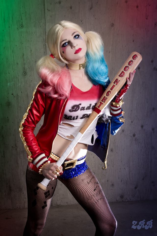 O esperado filme Esquadrão Suicida estreia em agosto, mas os fãs dos vilões dos quadrinhos se preparam cada vez mais para o grande dia. A cosplayer Andy Rae tem uma das fantasias mais impressionantes de Arlequina da internet, o que lhe rende tantos seguidores - no Instagram, por exemplo, são 28 mil pessoas que a seguem. Veja fotos de Andy Rae como Arlequina:
