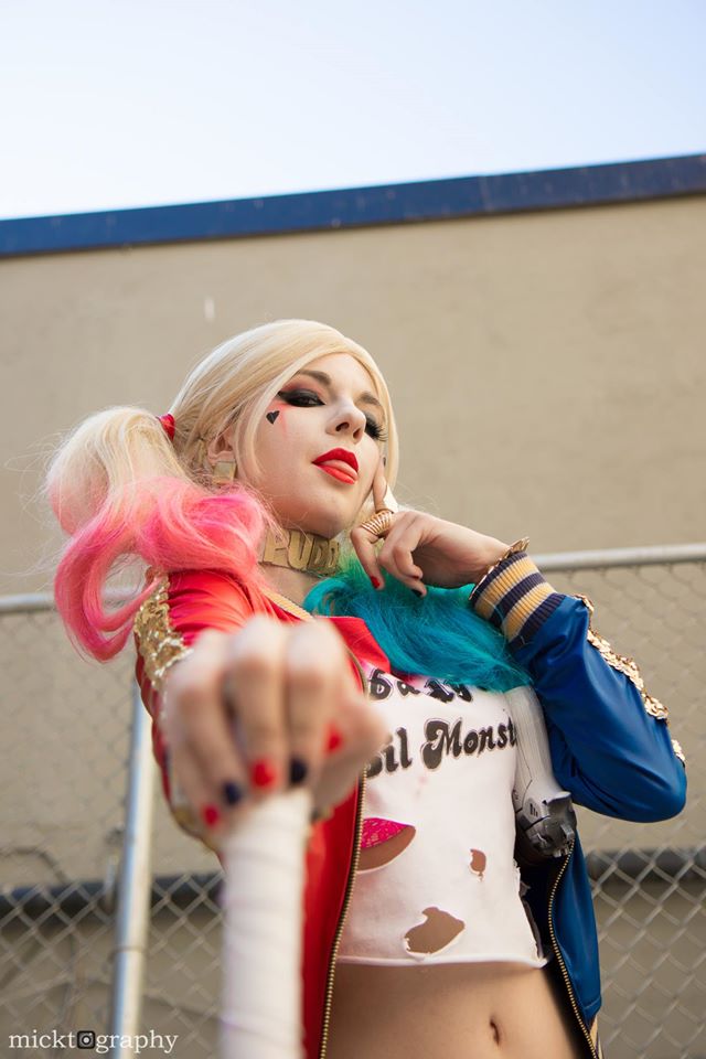 O esperado filme Esquadrão Suicida estreia em agosto, mas os fãs dos vilões dos quadrinhos se preparam cada vez mais para o grande dia. A cosplayer Andy Rae tem uma das fantasias mais impressionantes de Arlequina da internet, o que lhe rende tantos seguidores - no Instagram, por exemplo, são 28 mil pessoas que a seguem. Veja fotos de Andy Rae como Arlequina: