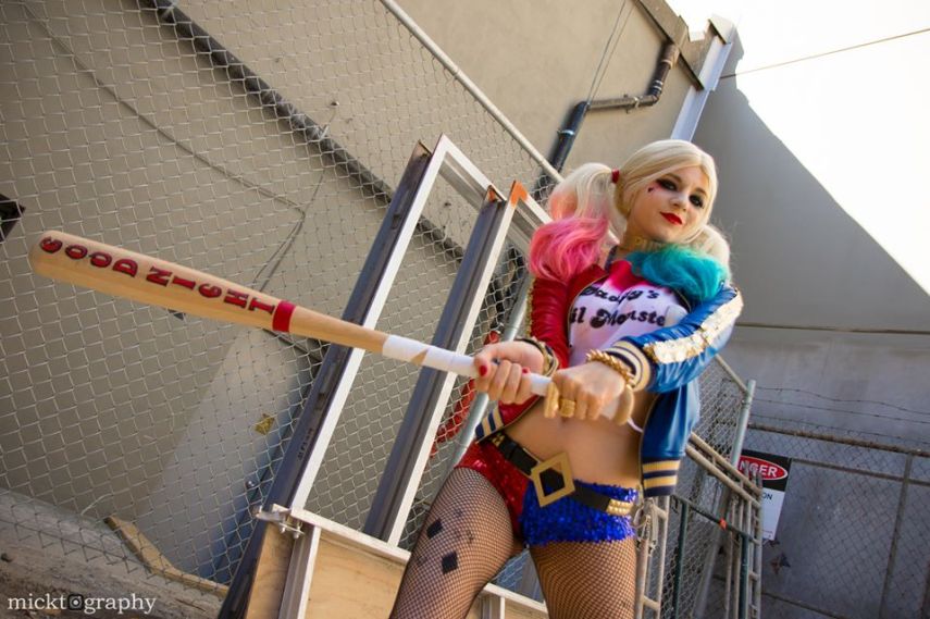 O esperado filme Esquadrão Suicida estreia em agosto, mas os fãs dos vilões dos quadrinhos se preparam cada vez mais para o grande dia. A cosplayer Andy Rae tem uma das fantasias mais impressionantes de Arlequina da internet, o que lhe rende tantos seguidores - no Instagram, por exemplo, são 28 mil pessoas que a seguem. Veja fotos de Andy Rae como Arlequina: