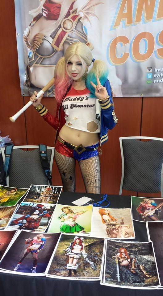 O esperado filme Esquadrão Suicida estreia em agosto, mas os fãs dos vilões dos quadrinhos se preparam cada vez mais para o grande dia. A cosplayer Andy Rae tem uma das fantasias mais impressionantes de Arlequina da internet, o que lhe rende tantos seguidores - no Instagram, por exemplo, são 28 mil pessoas que a seguem. Veja fotos de Andy Rae como Arlequina: