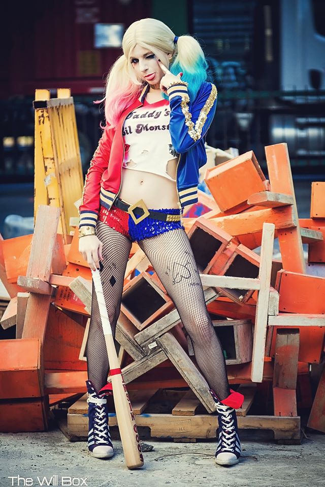 O esperado filme Esquadrão Suicida estreia em agosto, mas os fãs dos vilões dos quadrinhos se preparam cada vez mais para o grande dia. A cosplayer Andy Rae tem uma das fantasias mais impressionantes de Arlequina da internet, o que lhe rende tantos seguidores - no Instagram, por exemplo, são 28 mil pessoas que a seguem. Veja fotos de Andy Rae como Arlequina: