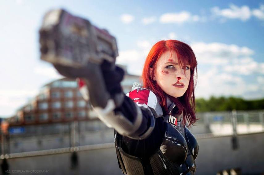 Não é necessário nem dizer que a cosplayer Lurea é fã do game Mass Effect. Nesta sessão de fotos, ela mostrou sua fantasia de Commander Shepard. 