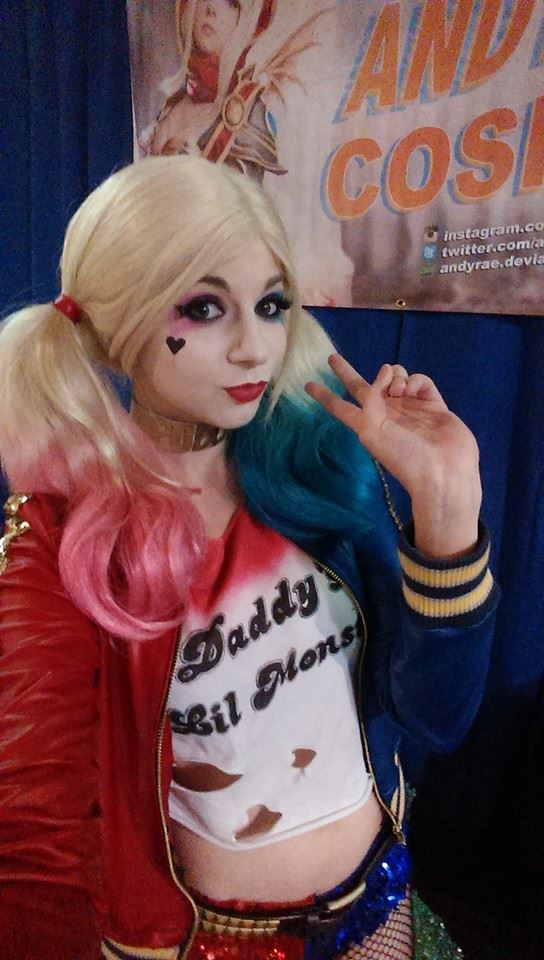 O esperado filme Esquadrão Suicida estreia em agosto, mas os fãs dos vilões dos quadrinhos se preparam cada vez mais para o grande dia. A cosplayer Andy Rae tem uma das fantasias mais impressionantes de Arlequina da internet, o que lhe rende tantos seguidores - no Instagram, por exemplo, são 28 mil pessoas que a seguem. Veja fotos de Andy Rae como Arlequina:
