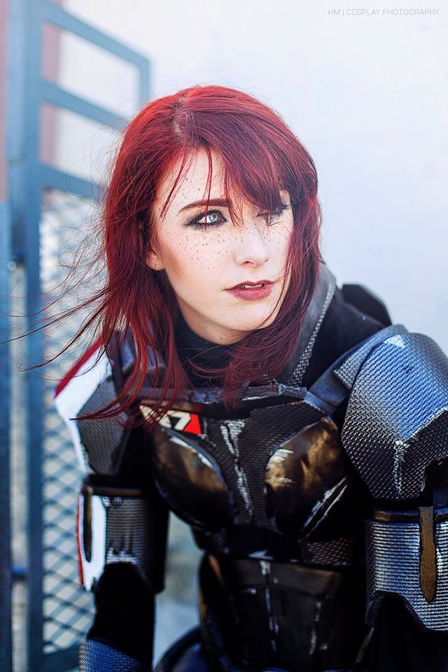 Não é necessário nem dizer que a cosplayer Lurea é fã do game Mass Effect. Nesta sessão de fotos, ela mostrou sua fantasia de Commander Shepard. 