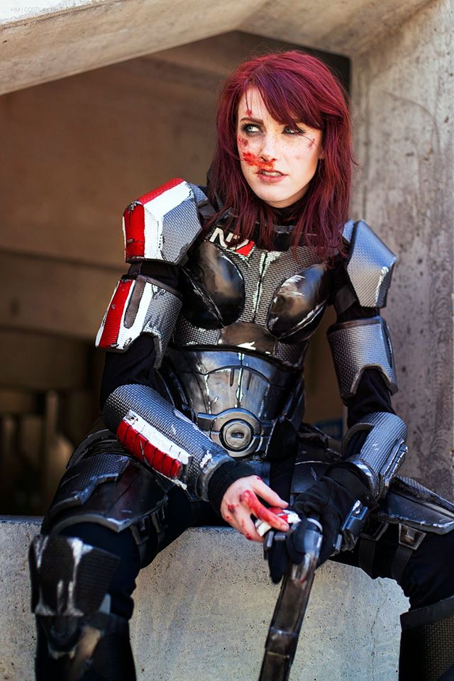 Não é necessário nem dizer que a cosplayer Lurea é fã do game Mass Effect. Nesta sessão de fotos, ela mostrou sua fantasia de Commander Shepard. 