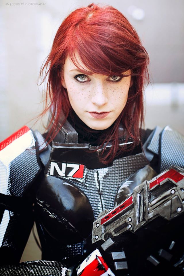 Não é necessário nem dizer que a cosplayer Lurea é fã do game Mass Effect. Nesta sessão de fotos, ela mostrou sua fantasia de Commander Shepard. 