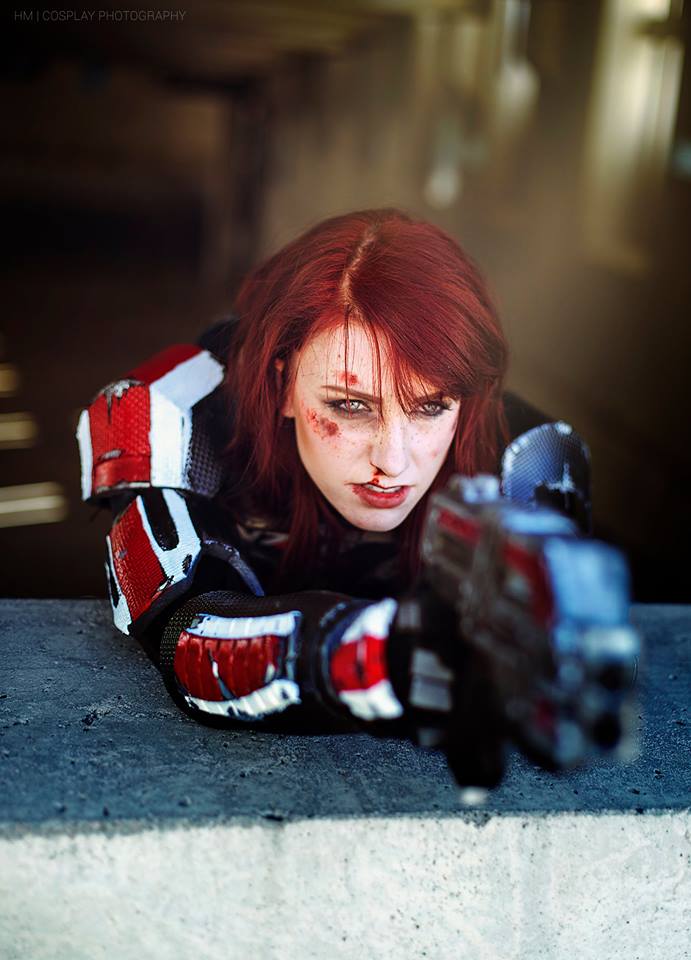 Não é necessário nem dizer que a cosplayer Lurea é fã do game Mass Effect. Nesta sessão de fotos, ela mostrou sua fantasia de Commander Shepard. 