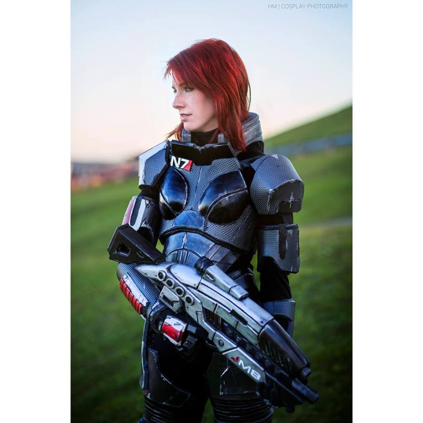 Não é necessário nem dizer que a cosplayer Lurea é fã do game Mass Effect. Nesta sessão de fotos, ela mostrou sua fantasia de Commander Shepard. 