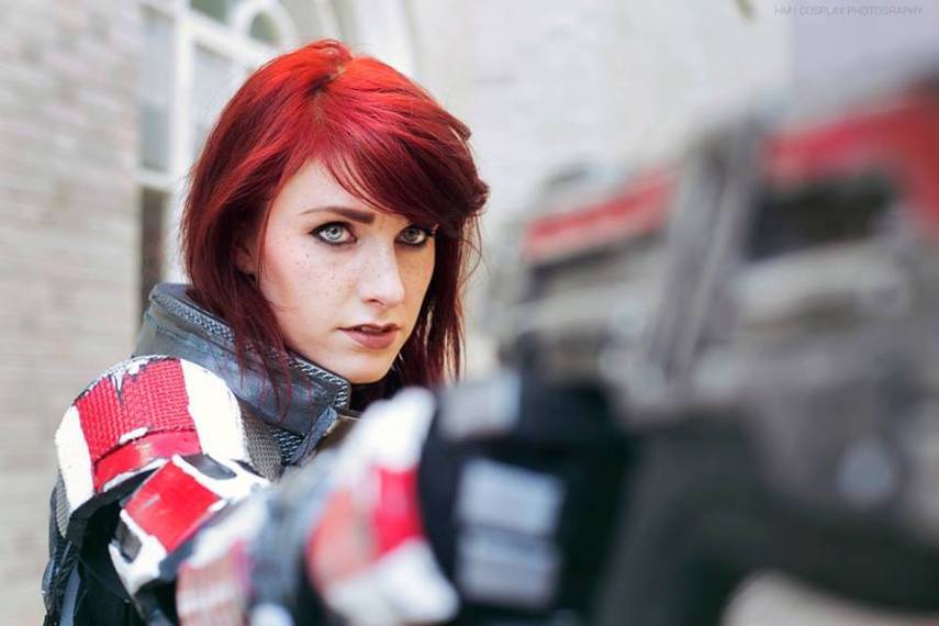 Não é necessário nem dizer que a cosplayer Lurea é fã do game Mass Effect. Nesta sessão de fotos, ela mostrou sua fantasia de Commander Shepard. 