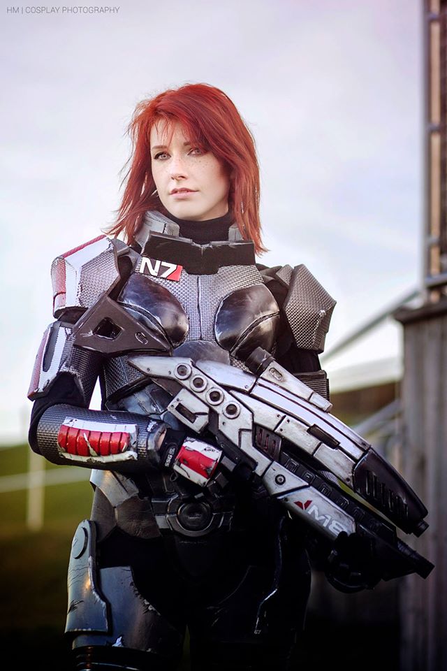 Não é necessário nem dizer que a cosplayer Lurea é fã do game Mass Effect. Nesta sessão de fotos, ela mostrou sua fantasia de Commander Shepard. 