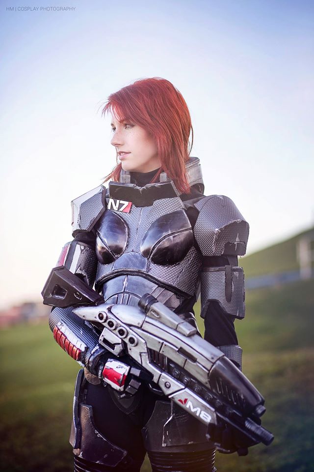 Não é necessário nem dizer que a cosplayer Lurea é fã do game Mass Effect. Nesta sessão de fotos, ela mostrou sua fantasia de Commander Shepard. 