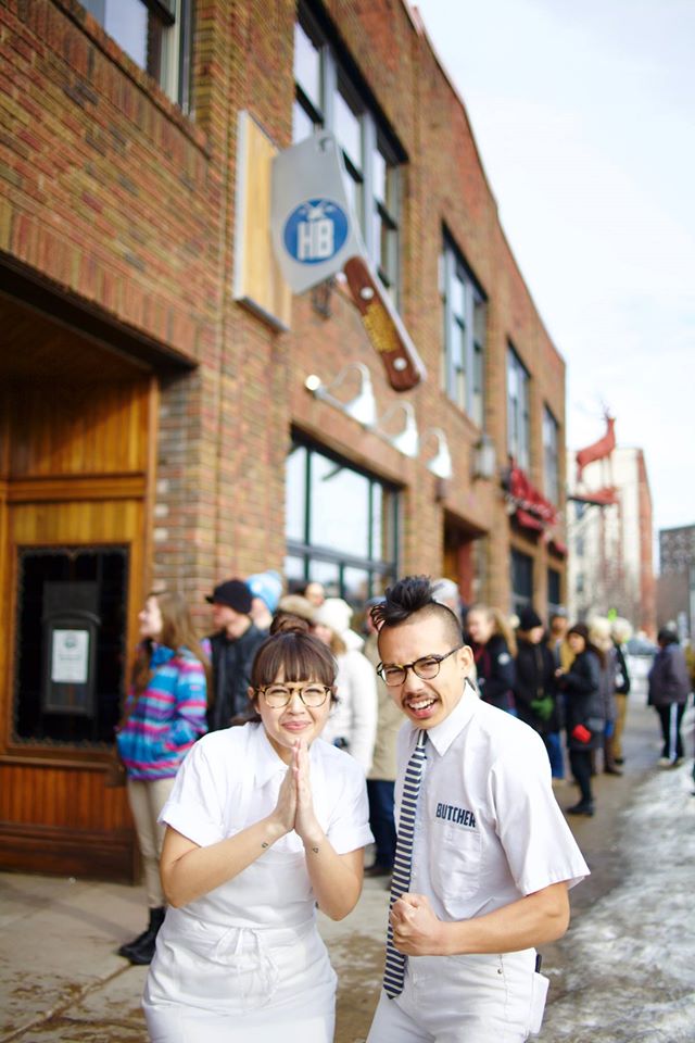 Veganos brasileiros não param de compartilhar fotos do The Herbivorous Butcher, o primeiro do tipo aberto nas Américas. Fundado pelos irmãos Aubry e Kale Walch, a loja fica em Mineápolis, no estado de Minnesota, nos Estados Unidos, foi inaugurada acompanhada de uma longa fila de espera.  O açougue possui um incrível número de 40 tipos de peças, cuja semelhança com os cortes reais de carnes são incríveis, incluindo costela e vários tipos de filés, e outros tipos de alimento, como linguiças, salsichas e queijos, tudo feito sem nenhum produto de origem animal. O principal ingrediente usado pelos irmãos é seitan, um derivado da proteína do trigo.