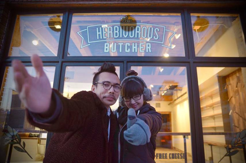 Veganos brasileiros não param de compartilhar fotos do The Herbivorous Butcher, o primeiro do tipo aberto nas Américas. Fundado pelos irmãos Aubry e Kale Walch, a loja fica em Mineápolis, no estado de Minnesota, nos Estados Unidos, foi inaugurada acompanhada de uma longa fila de espera.  O açougue possui um incrível número de 40 tipos de peças, cuja semelhança com os cortes reais de carnes são incríveis, incluindo costela e vários tipos de filés, e outros tipos de alimento, como linguiças, salsichas e queijos, tudo feito sem nenhum produto de origem animal. O principal ingrediente usado pelos irmãos é seitan, um derivado da proteína do trigo.