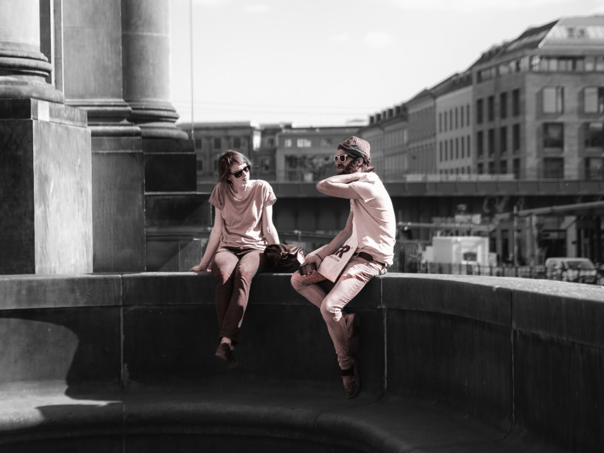 É fácil cair no hábito de fazer todas as coisas juntas quando se vive em casal.  Mas vocês precisam ter momentos separados. É importante fazer programas com outras pessoas até mesmo para depois compartilharem histórias um com o outro