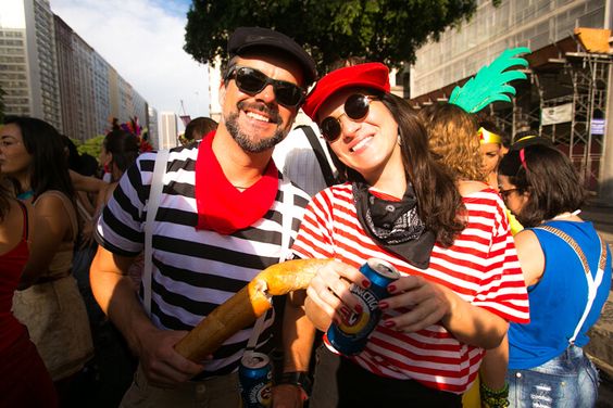Baguete, camisa listrada e boinas: alguém dúvida que temos um típico francês infiltrado no nosso carnaval?