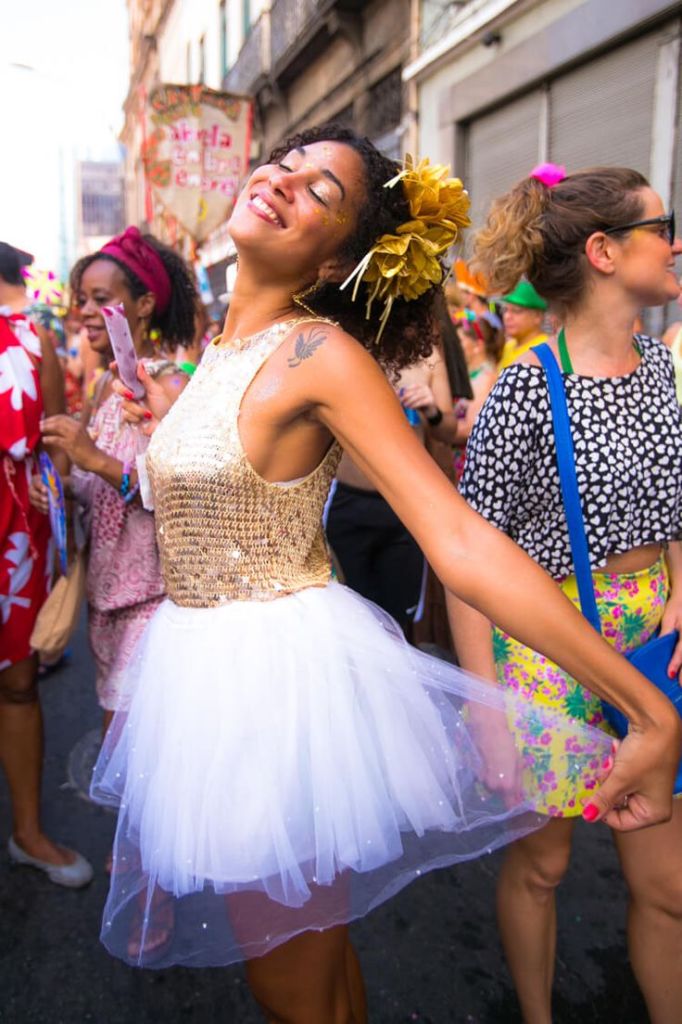 E essa bailarina carnavalesca linda? Capricha no maiô dourado e na saia de tule!