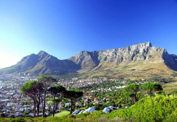 R$ 1,00 = 4,13 Rand / Cape Town, capital do país, foi eleito o 10º melhor destino do mundo e oferece paisagens inesquecíveis nas praias, além de programação com trilhas e animais selvagens. Jardins, parques e uma visita à Ilha Robben, prisão onde Nelson Mandela ficou preso por 27 anos, também estão no roteiro.