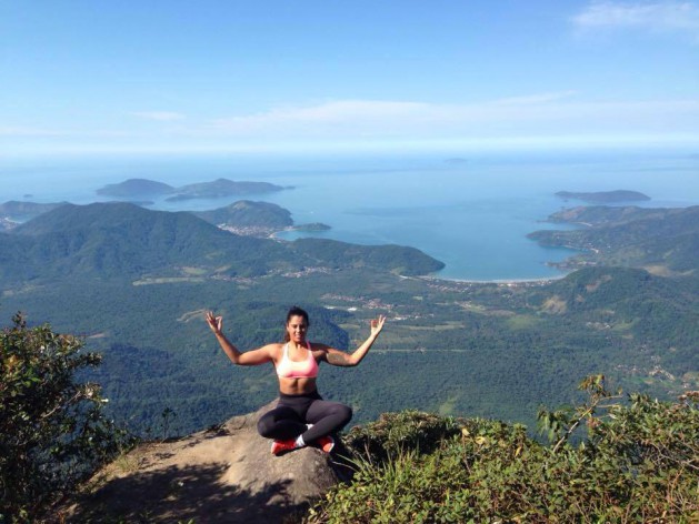 Pico do Corcovado, em Ubatuba, São Paulo - Na verdade a pedra é bem pertinho do chão. Dependendo da posição que você tira a foto dá a impressão de que está na pontinha de uma pedra a ponto de cair no abismo  