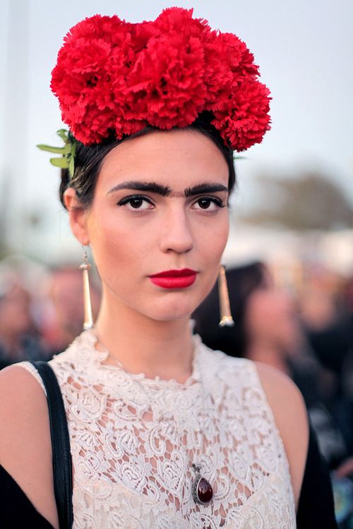 Uma tiara de flores vermelhas e as sobrancelhas marcantes não deixam dúvida: até Frida Khalo quer pular carnaval