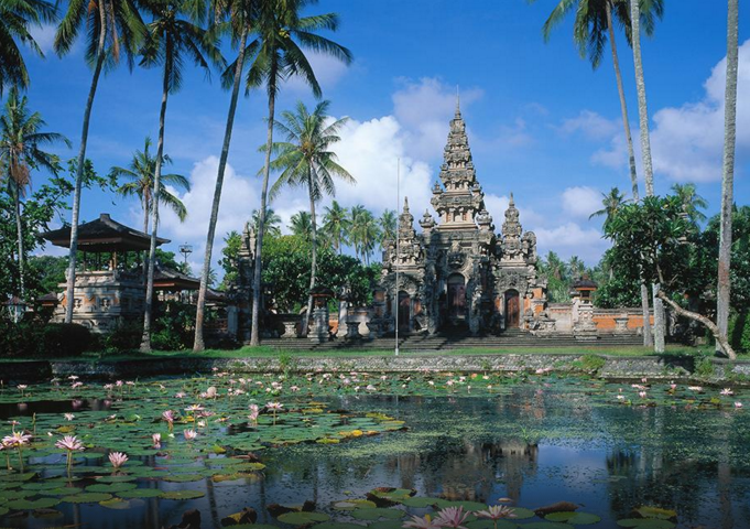 R$ 1,00 = 3.459 Rúpias / O maior arquipélago do mundo é unanimidade em listas de destinos mais procurados do mundo. Bali, sua principal e mais turística das 13 mil ilhas, oferece praias com ótima estrutura, além de restaurantes, lojas e passeios. Outro destaque fica por conta do conjunto de vilas de Ubud, destino premiado e conhecido pelos melhores spas da Ásia.