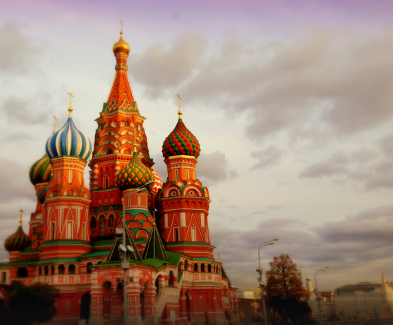 R$ 1,00 = 19,19 Rublos / O encontro do exótico e do tradicional toma conta do país, principalmente nas duas cidades mais visitadas: São Petersburgo e Moscou. A primeira delas recebe inúmeros prêmios de destino obrigatório para fãs de história e arte. Além de vida noturna agitada e alguns dos maiores palácios do mundo, o Museu Hermitage reúne coleção famosa.